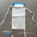 Mengisi beg ais untuk penyejukan kecederaan